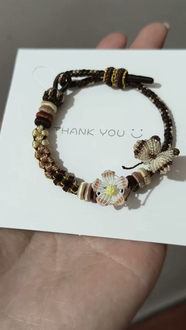 Handgjort flätat armband i brun snodd med blomberlock