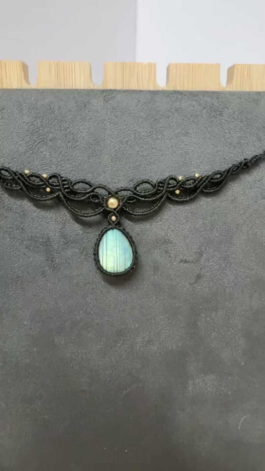 Collana Choker in Macramé Nero Intrecciata a Mano con Ciondolo in Labradorite