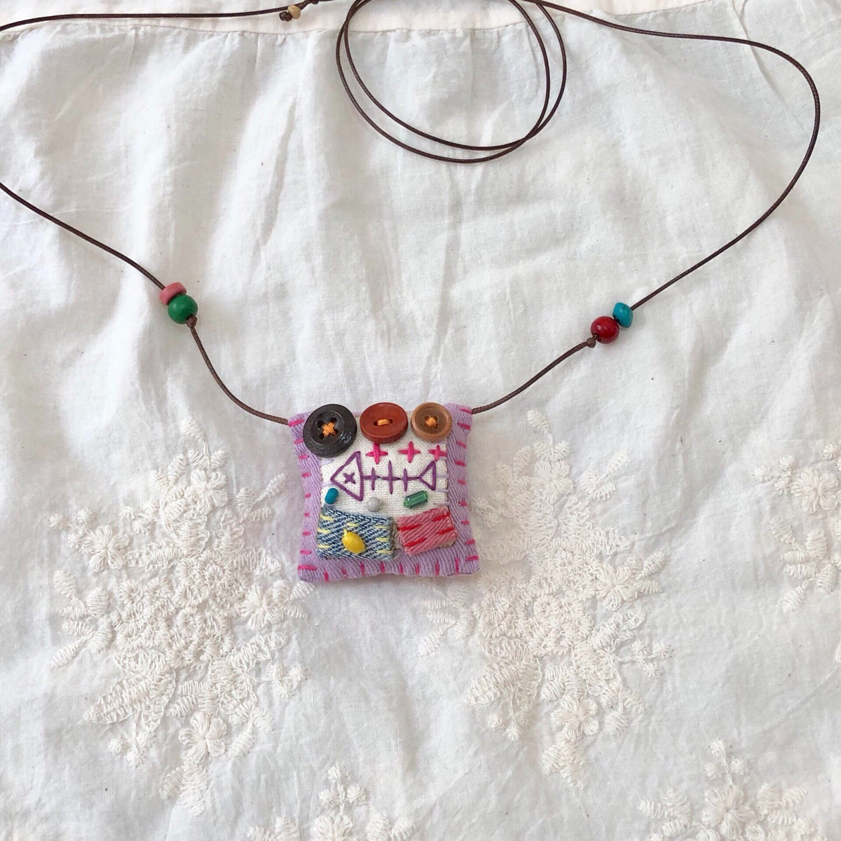 Collana con ciondolo a pesce in tessuto lavanda