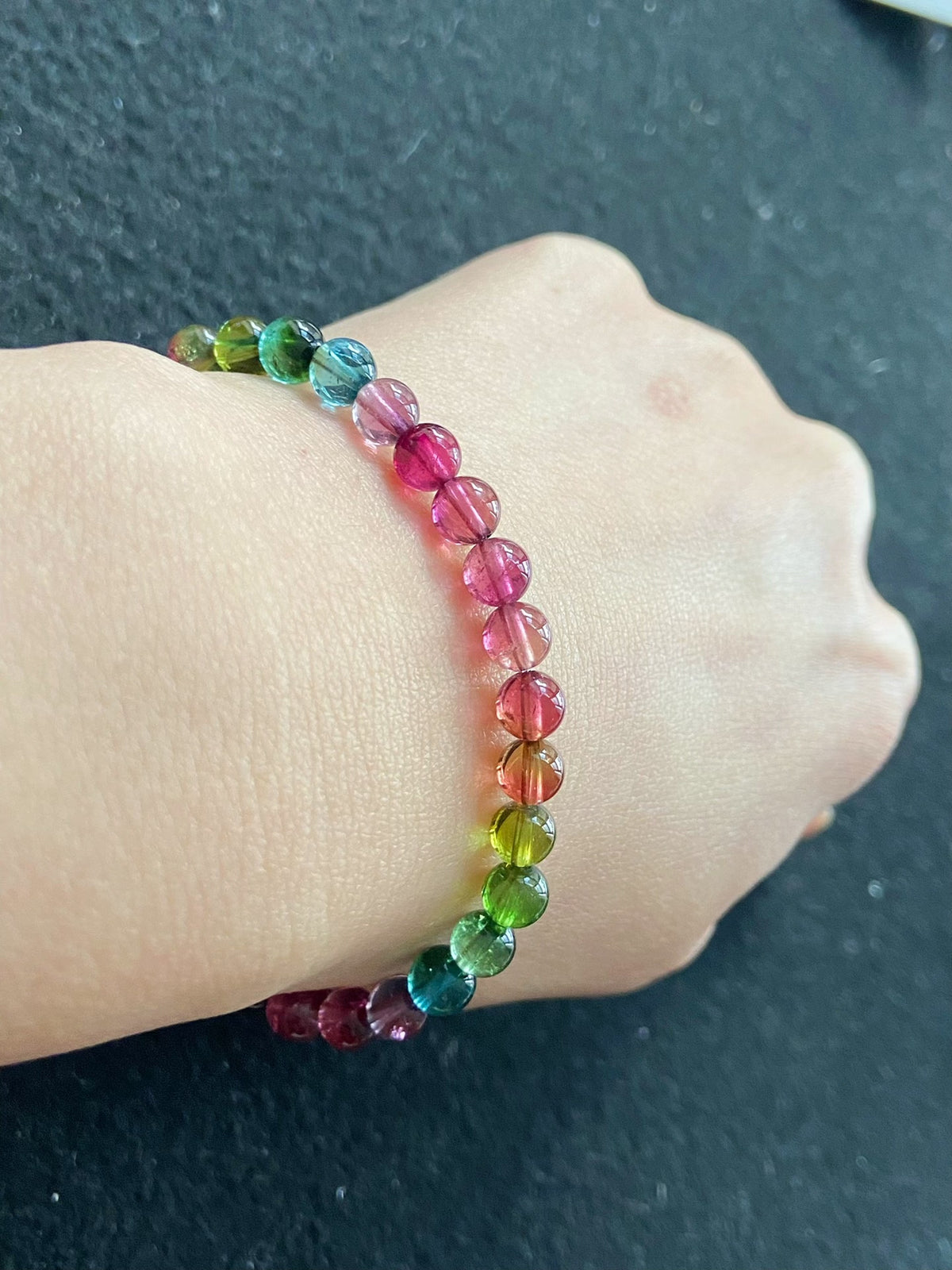 Turmalinarmband med pärlor i regnbågsfärger