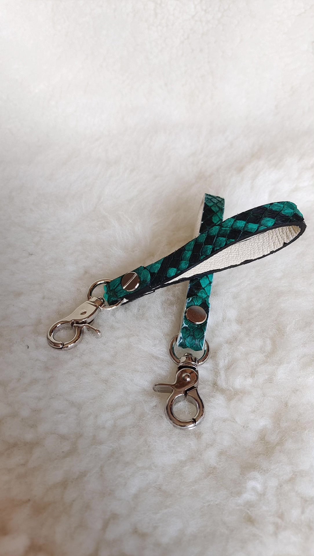 Porte-clés en cuir écailles de dragon vert