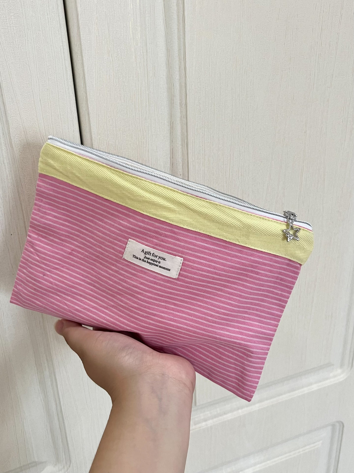 Estuche de algodón hecho a mano con rayas rosa y amarillo