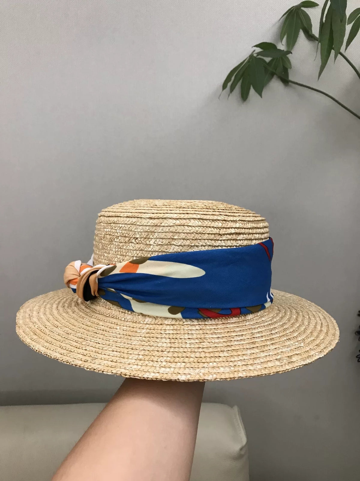 Cappello in paglia boater a tesa larga con fascia blu