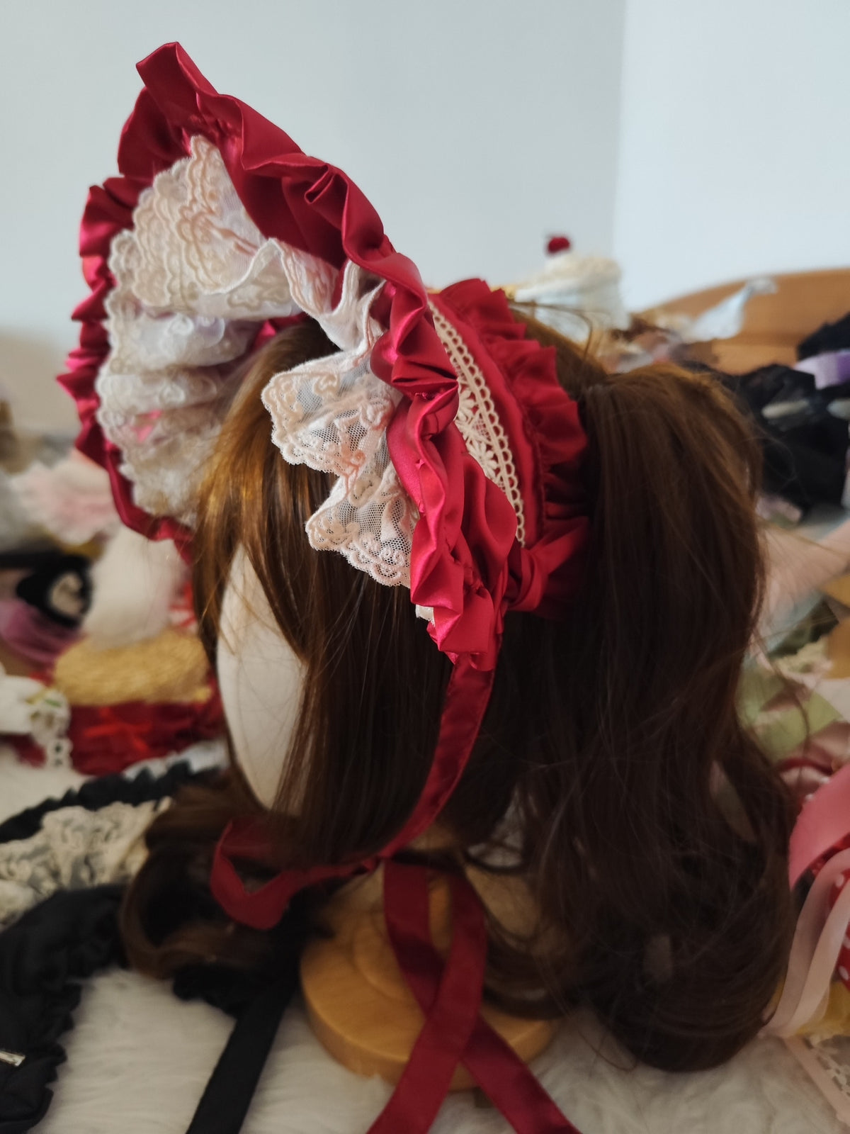 Touca com Folhos de Cetim Lolita