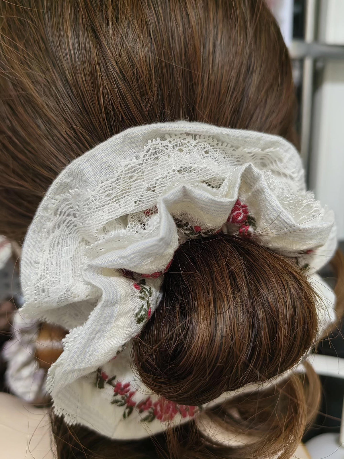 Scrunchie a doppio strato floreale azzurro latte