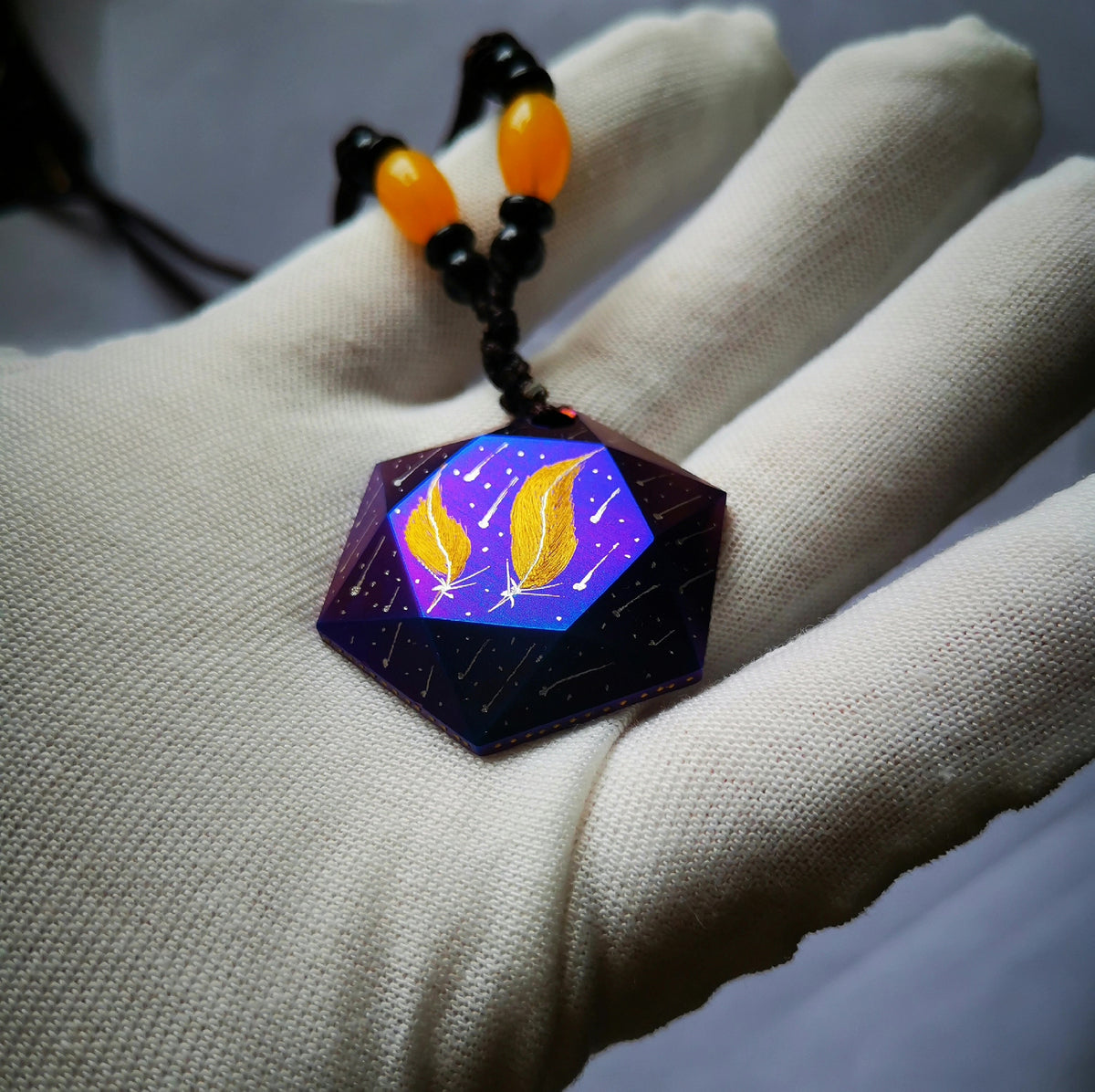 Colar com Pendente Hexagonal Cósmico Pintado à Mão