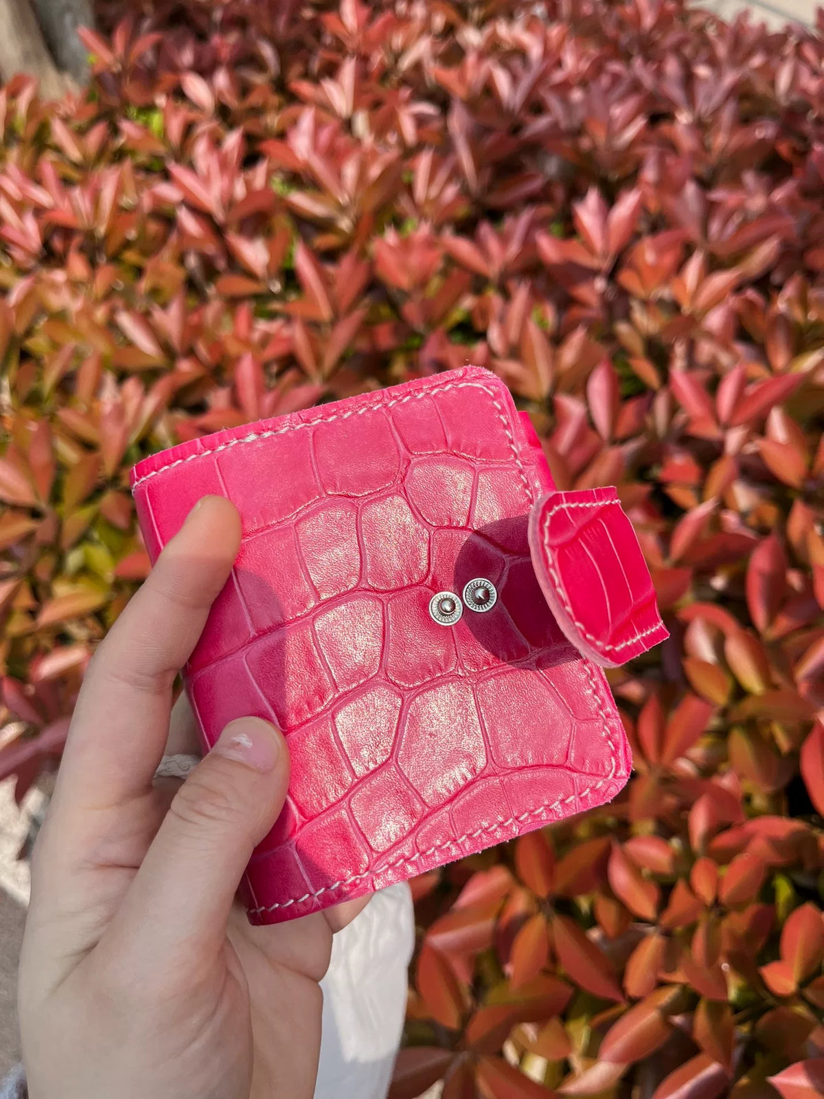 Capa de Agenda em Couro com Relevo Crocodilo Rosa Choque