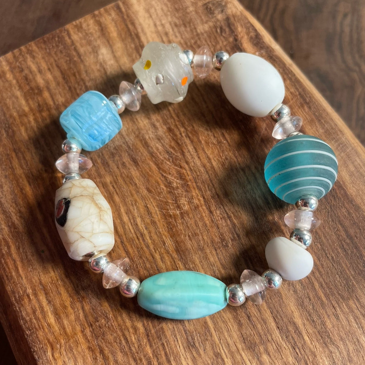 Pulseira de Vidro Artesanal com Contas Azuis e Brancas