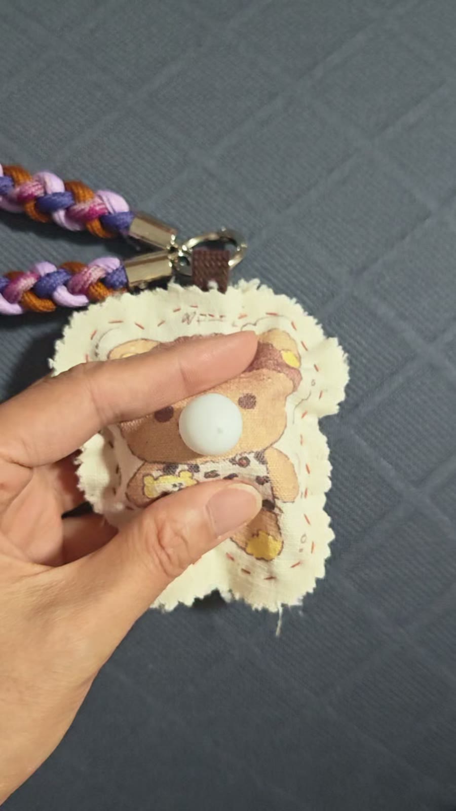 Handgemaakte aardstof poothhanger met zeepbelblazer