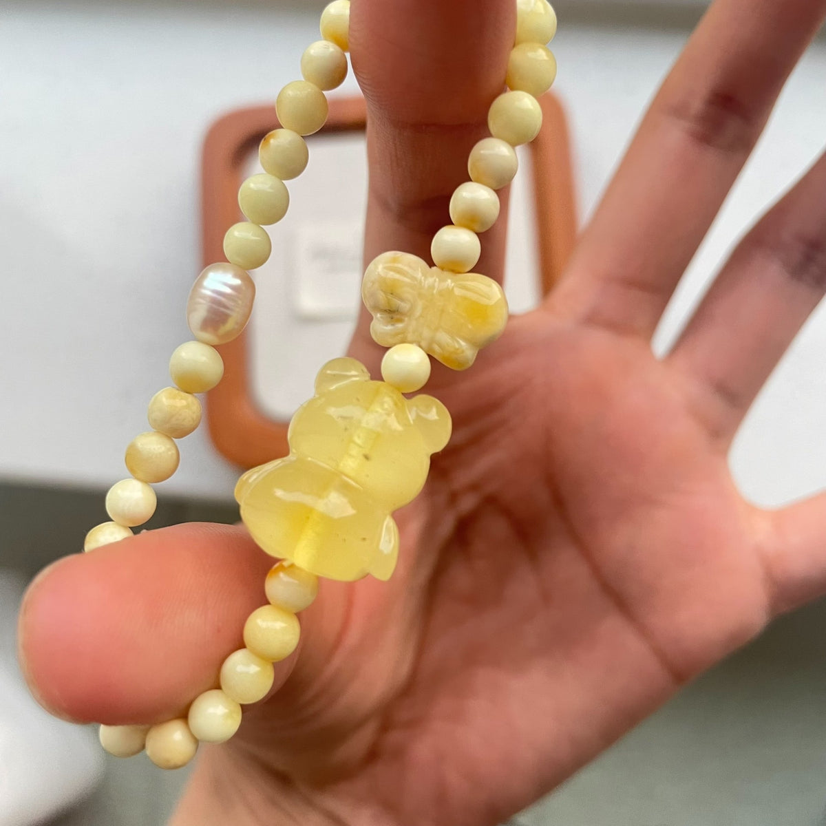 Braccialiale in ambra da cera d'api naturale con orso