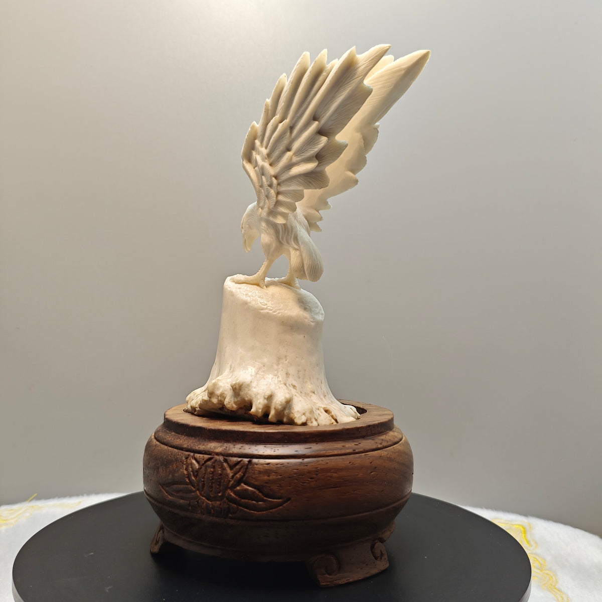Handgefertigte Hirschknochen-Adlerskulptur mit Holzsockel