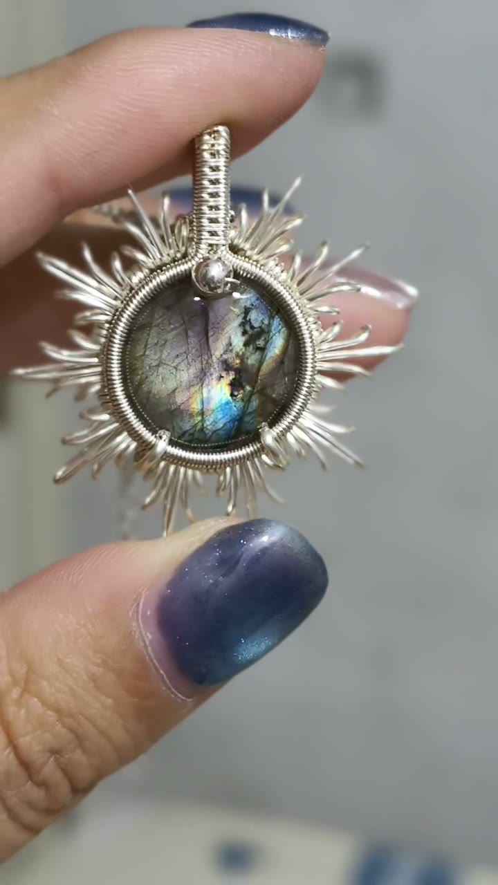 Colgante de cobre con labradorita envuelto en alambre