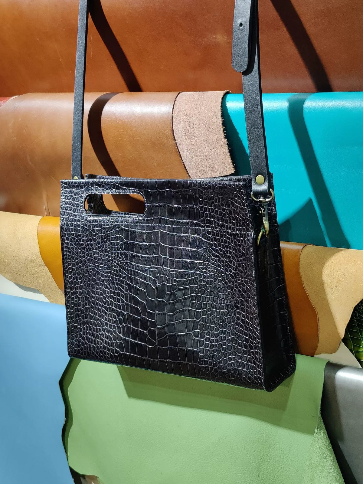 Borsa in pelle blu scuro goffrata effetto coccodrillo