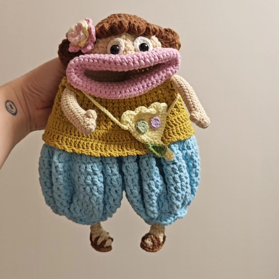 Bolso para móvil de ganchillo artesanal con forma de muñeca y boca rosa