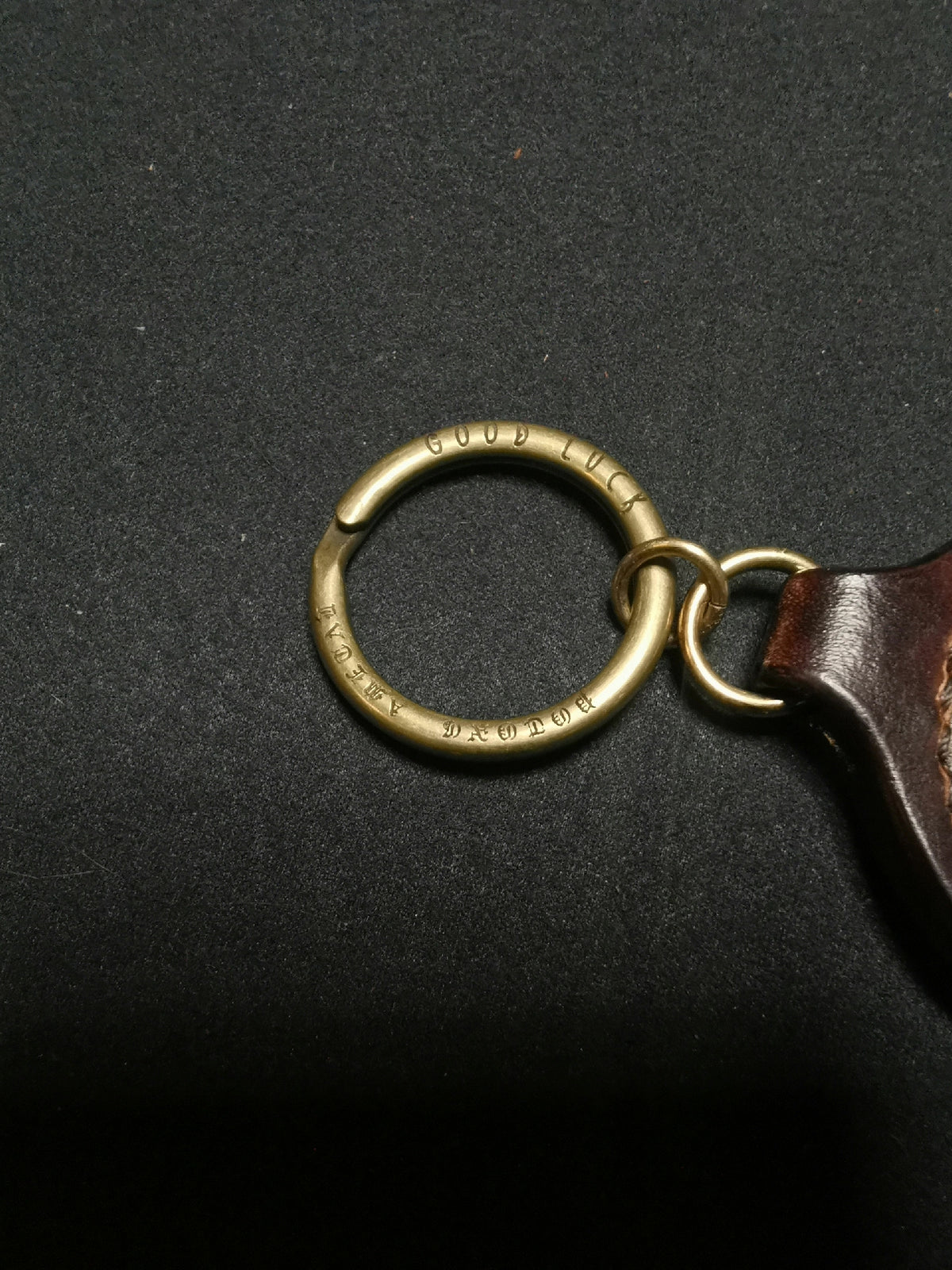 Chaveiro e Pendente de Mala em Couro Curtido Vegetal