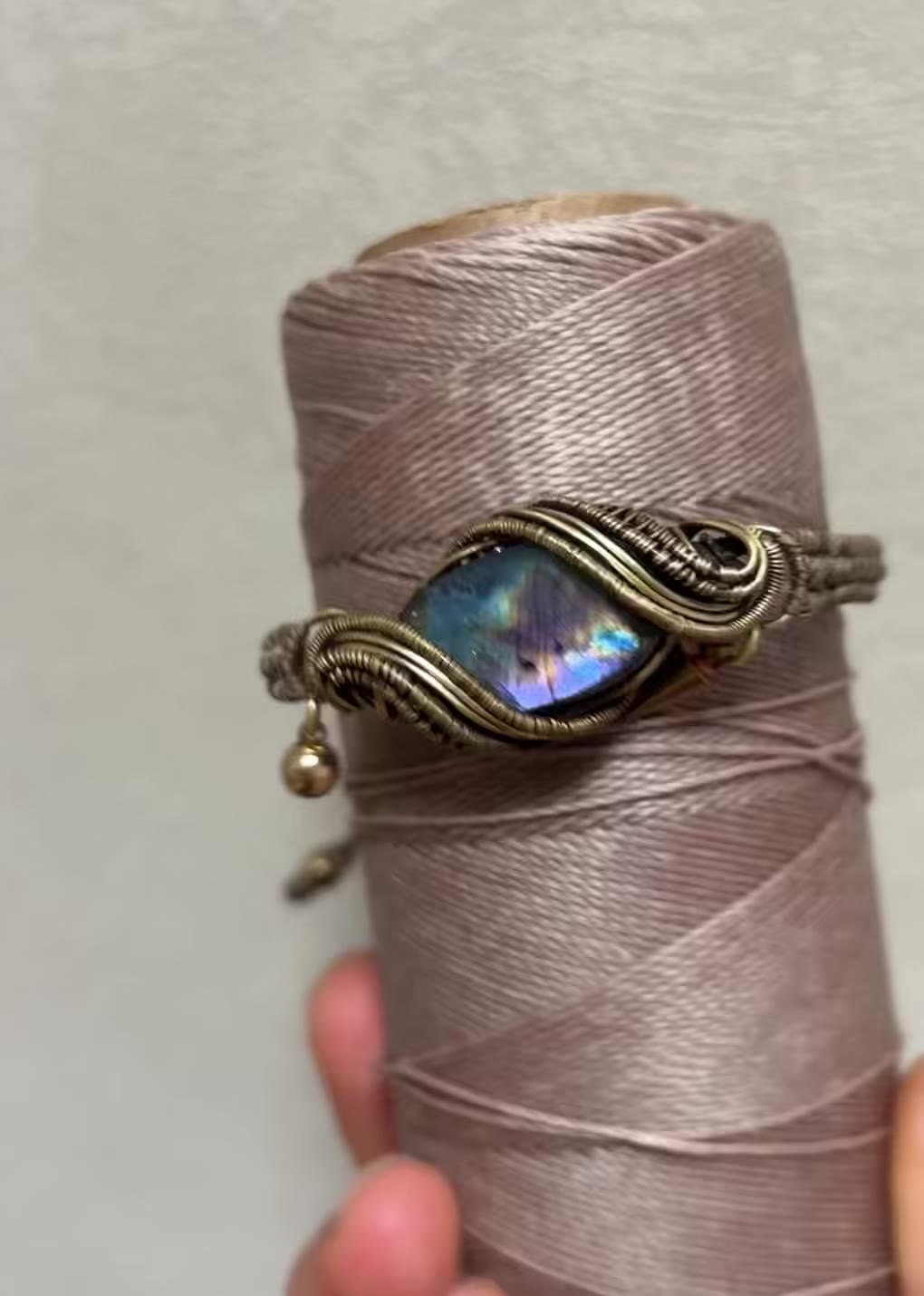 Handgefertigtes Messing-draht-Armband mit Labradorit