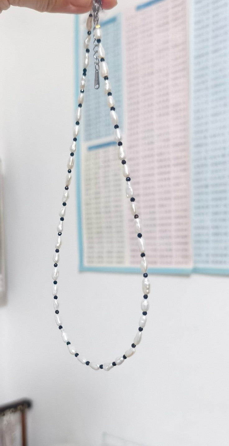 Natural Rice Pearl Necklace with Dark Beads