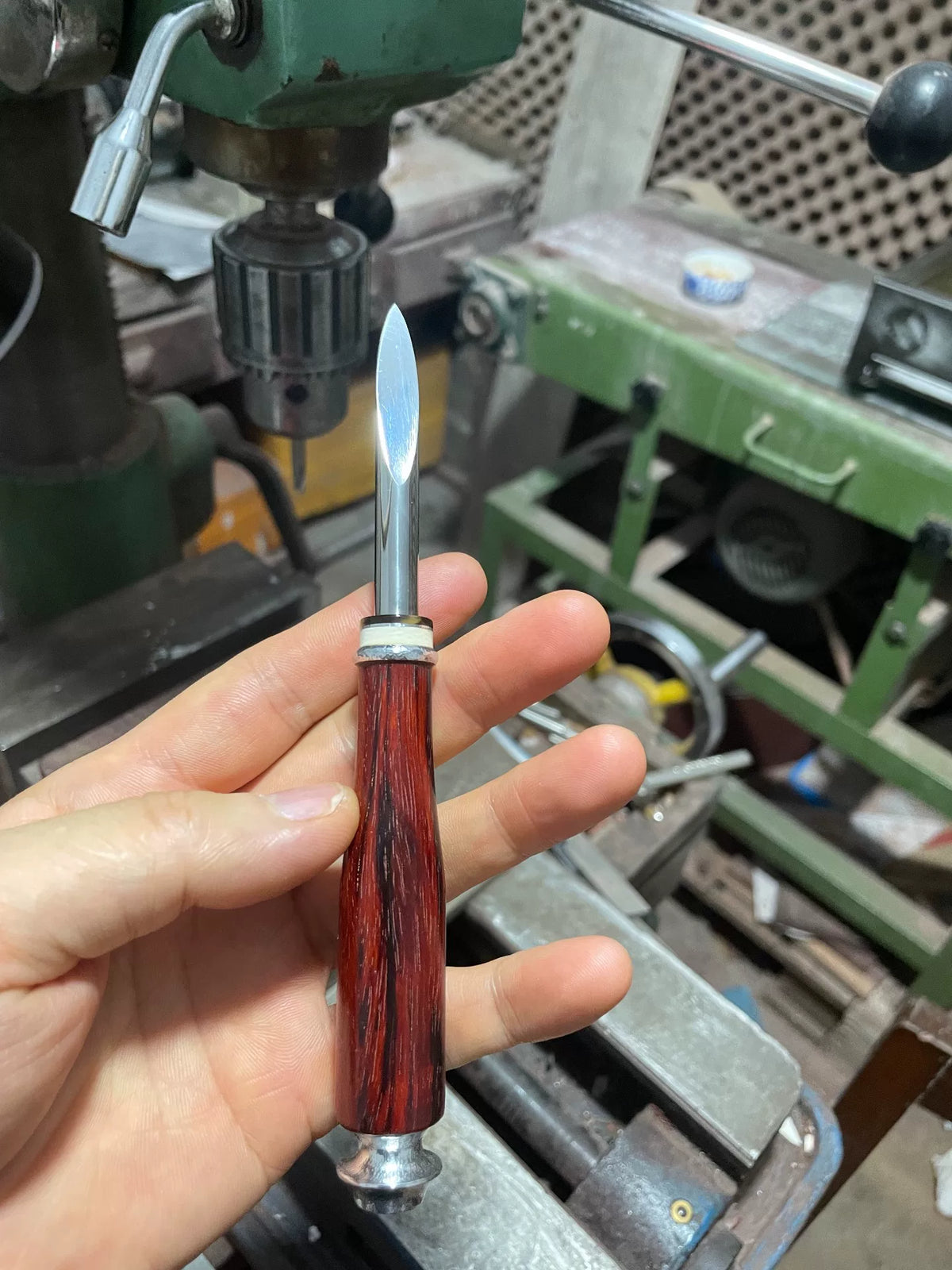 Teemesser mit rotem Sandelholzgriff