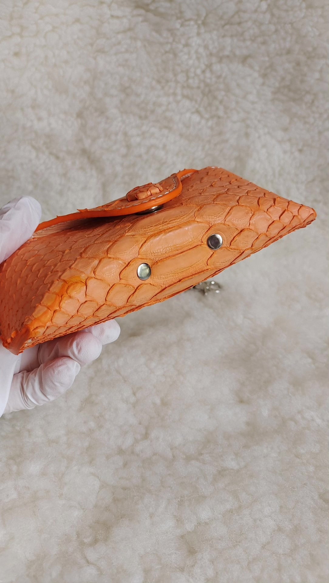 Brillenetui aus orangem Leder mit Drachenhautstruktur