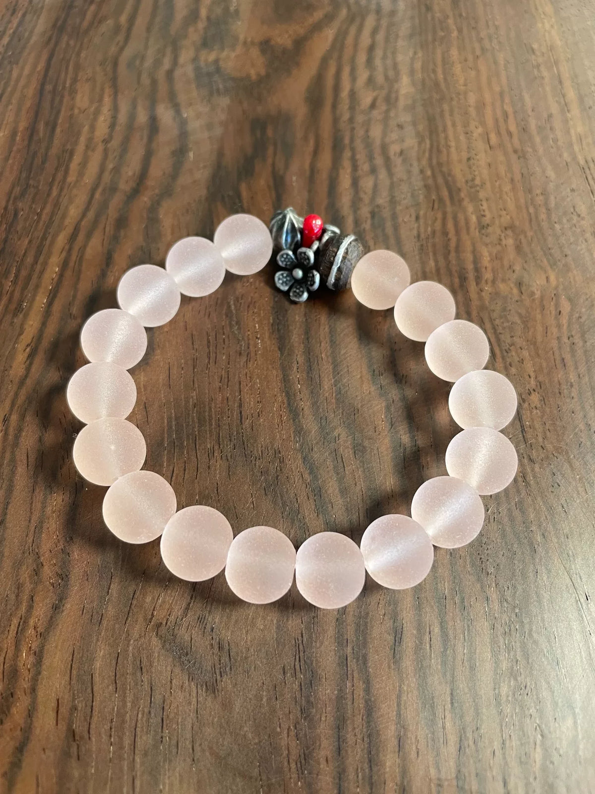 Armband met mat lichtroze glazen kralen