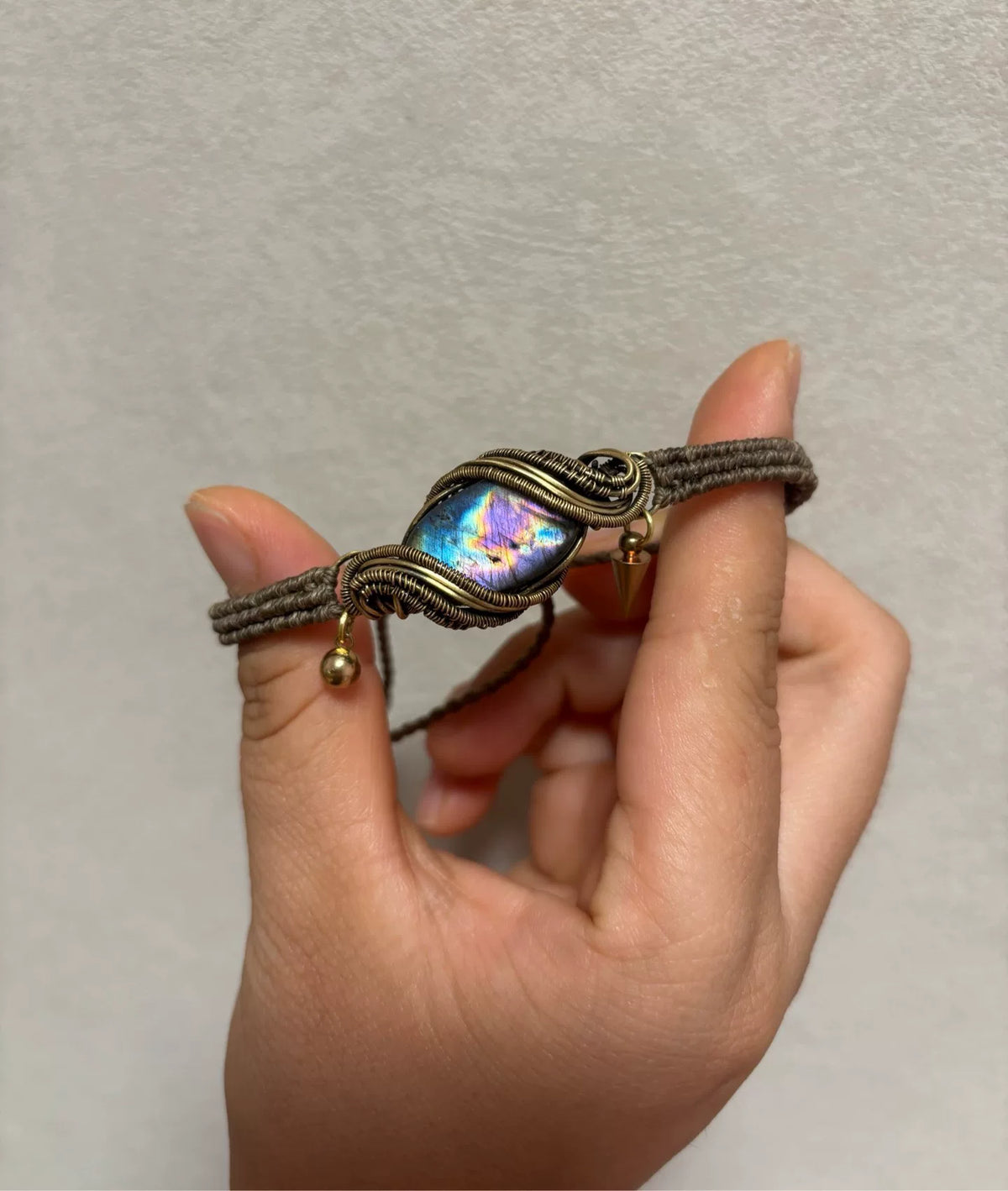 Handgefertigtes Messing-draht-Armband mit Labradorit