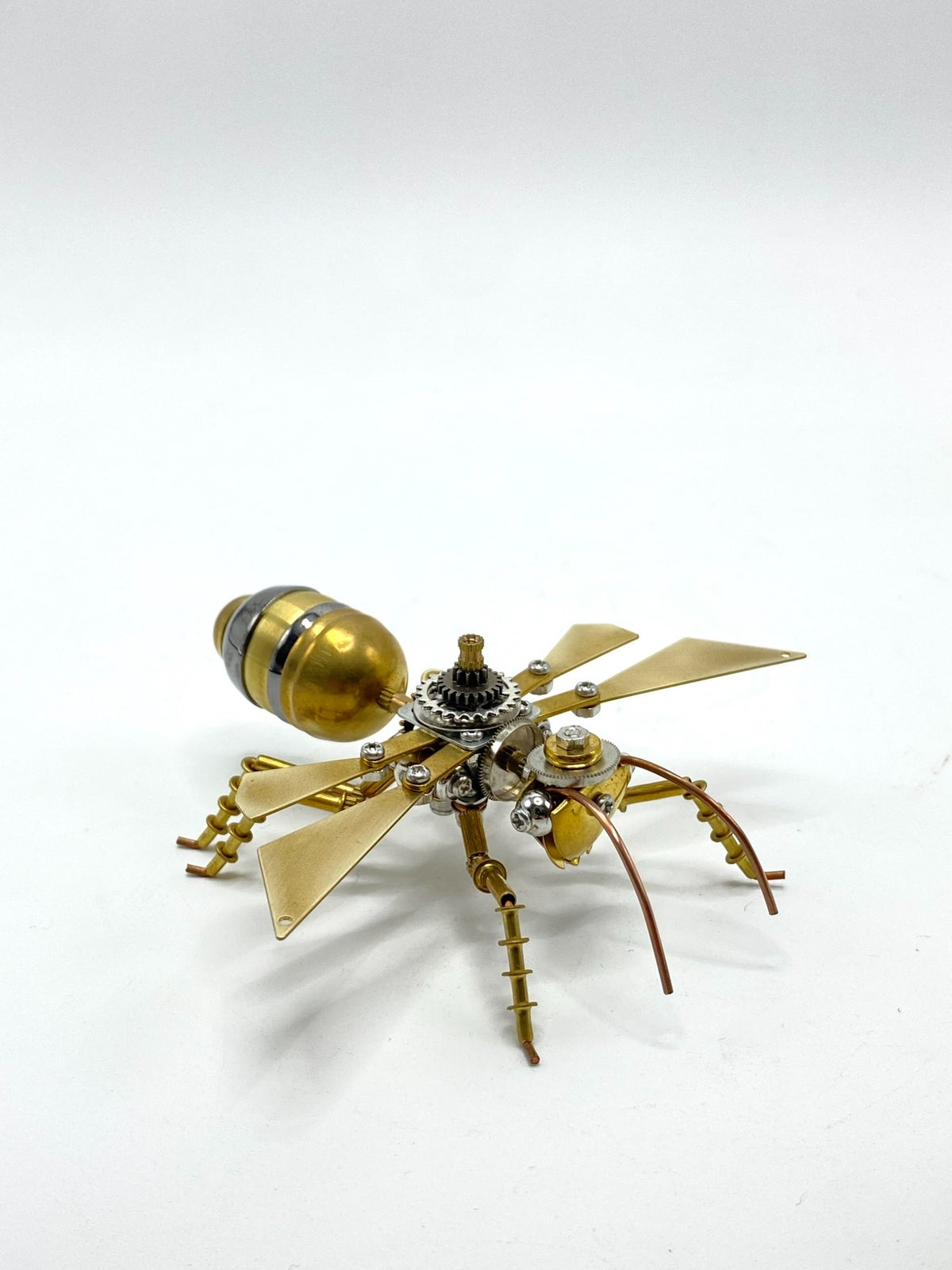 Escultura de metal de insecto volador mecánico estilo steampunk