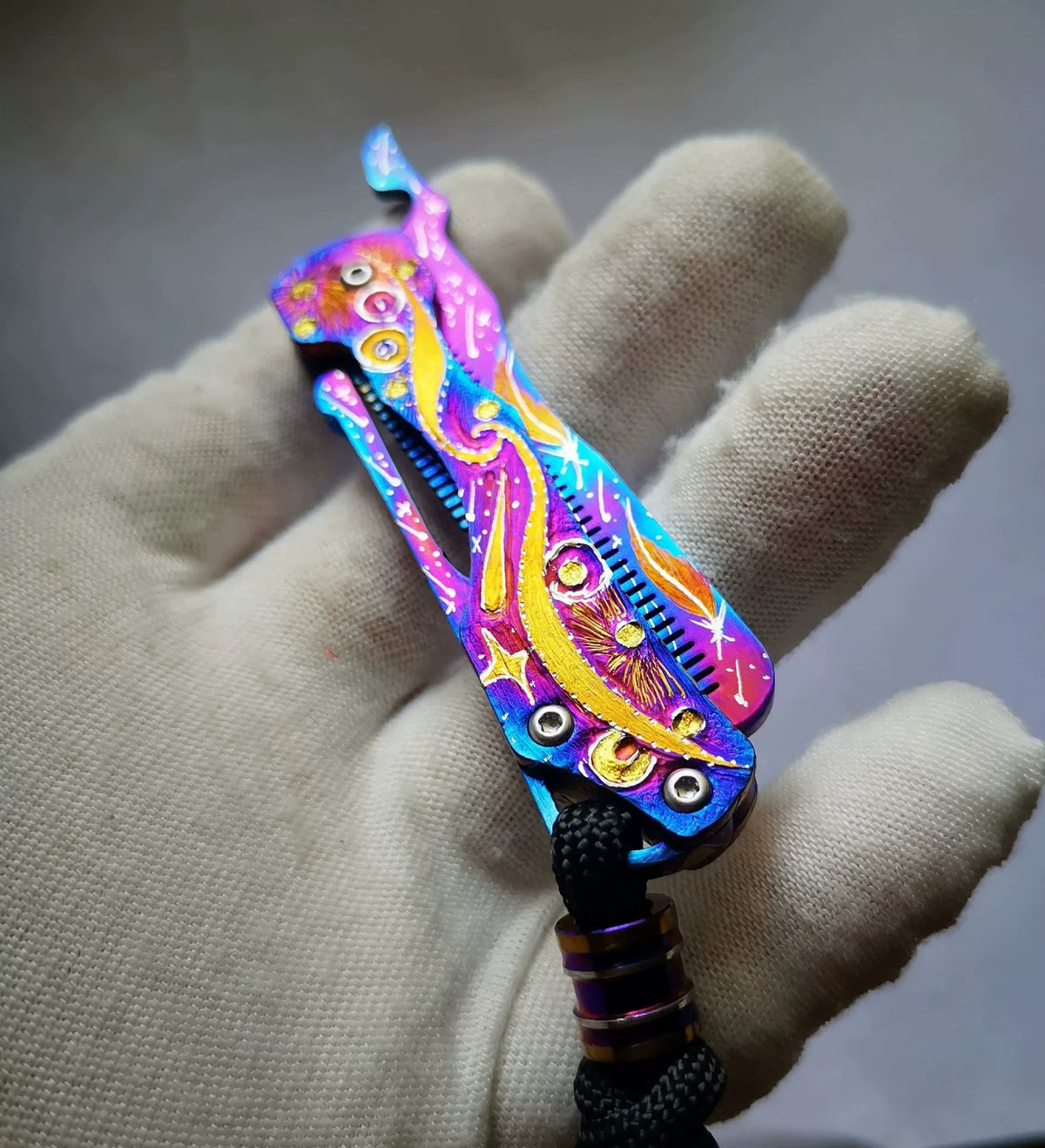 Vikbar kam i rent titan, iriserande anodiserad unisex