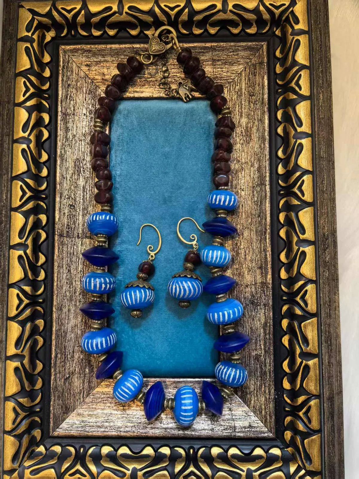 Blaues Glasperlen-Set mit Kette und Ohrringen