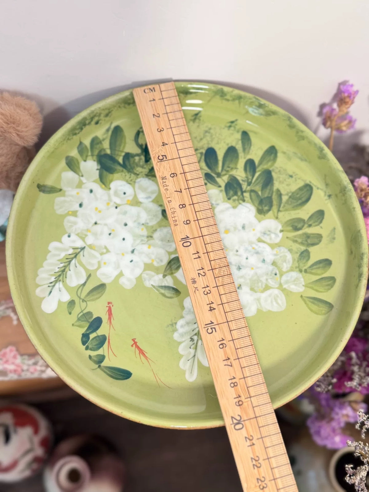 Handmålad keramiktallrik med blomma 20 cm