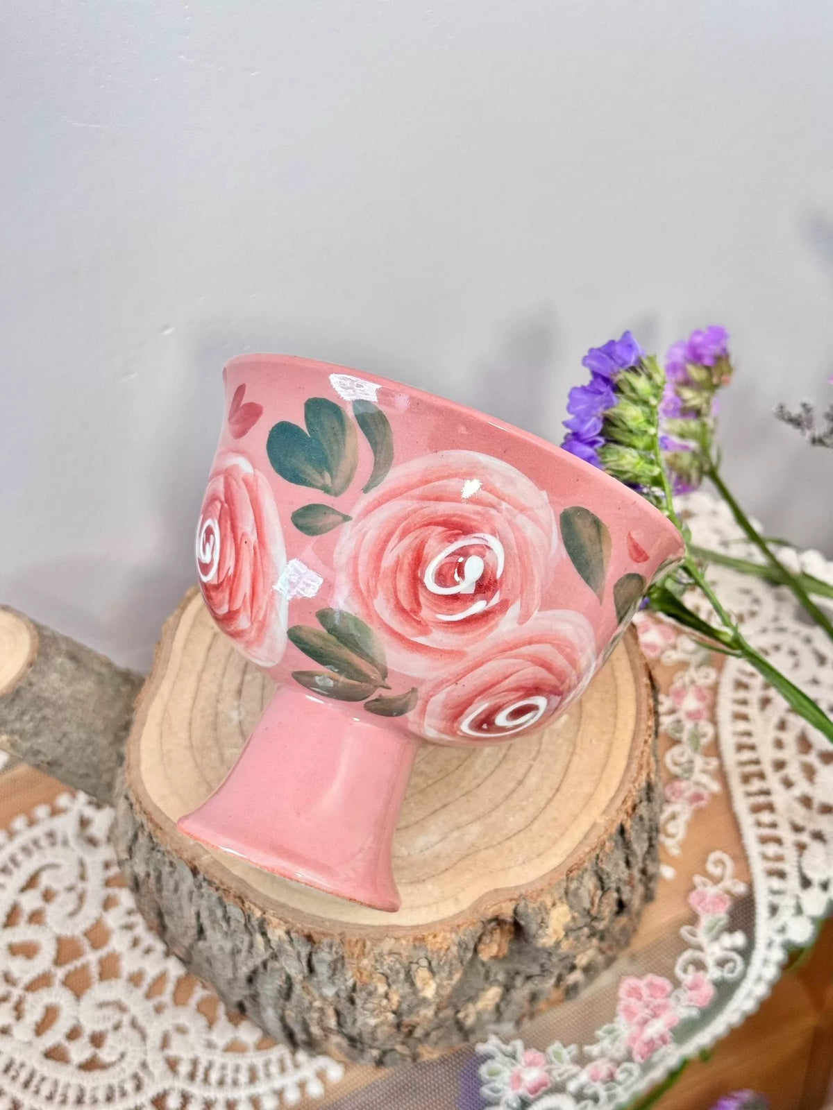 Tazza da tè con stelo in ceramica rosa dipinta a mano