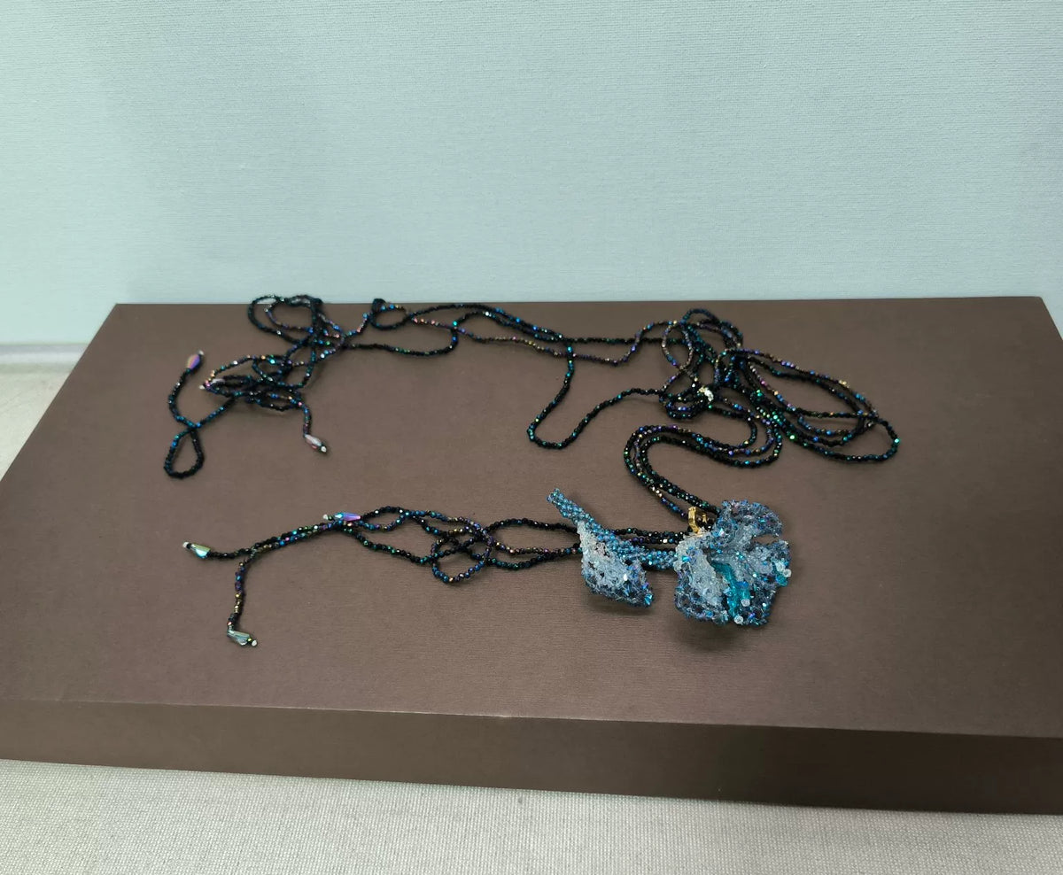 Collana lunga con pendente in cristallo iridescente