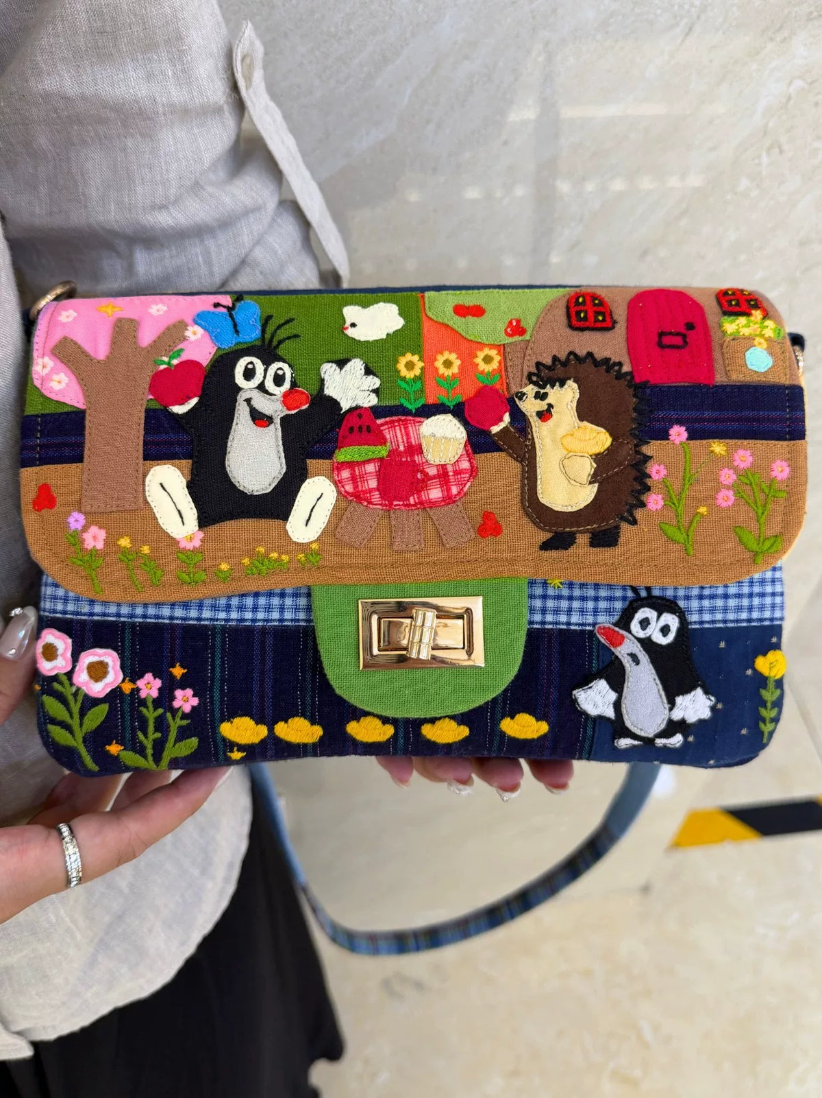 Mala de ombro artesanal bordada em patchwork com toupeira