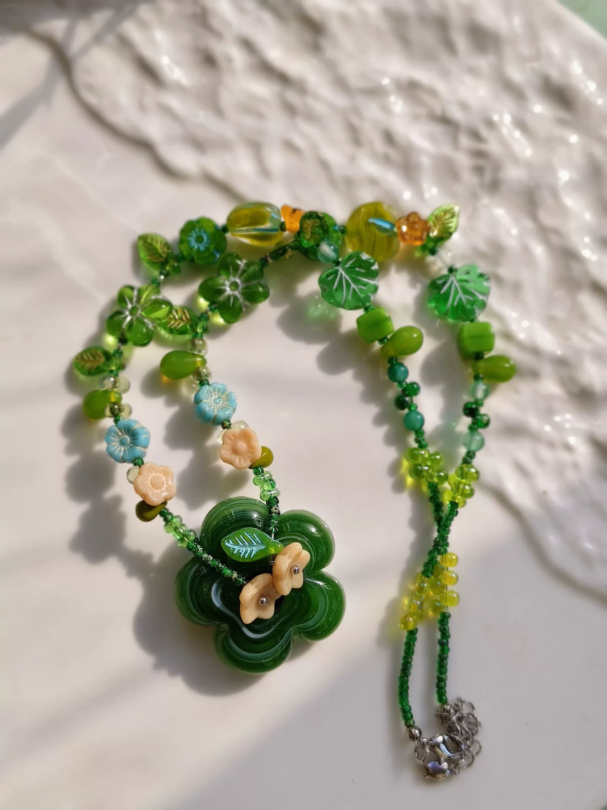 Grüne tschechische Glasperlenkette mit Blumenmotiv