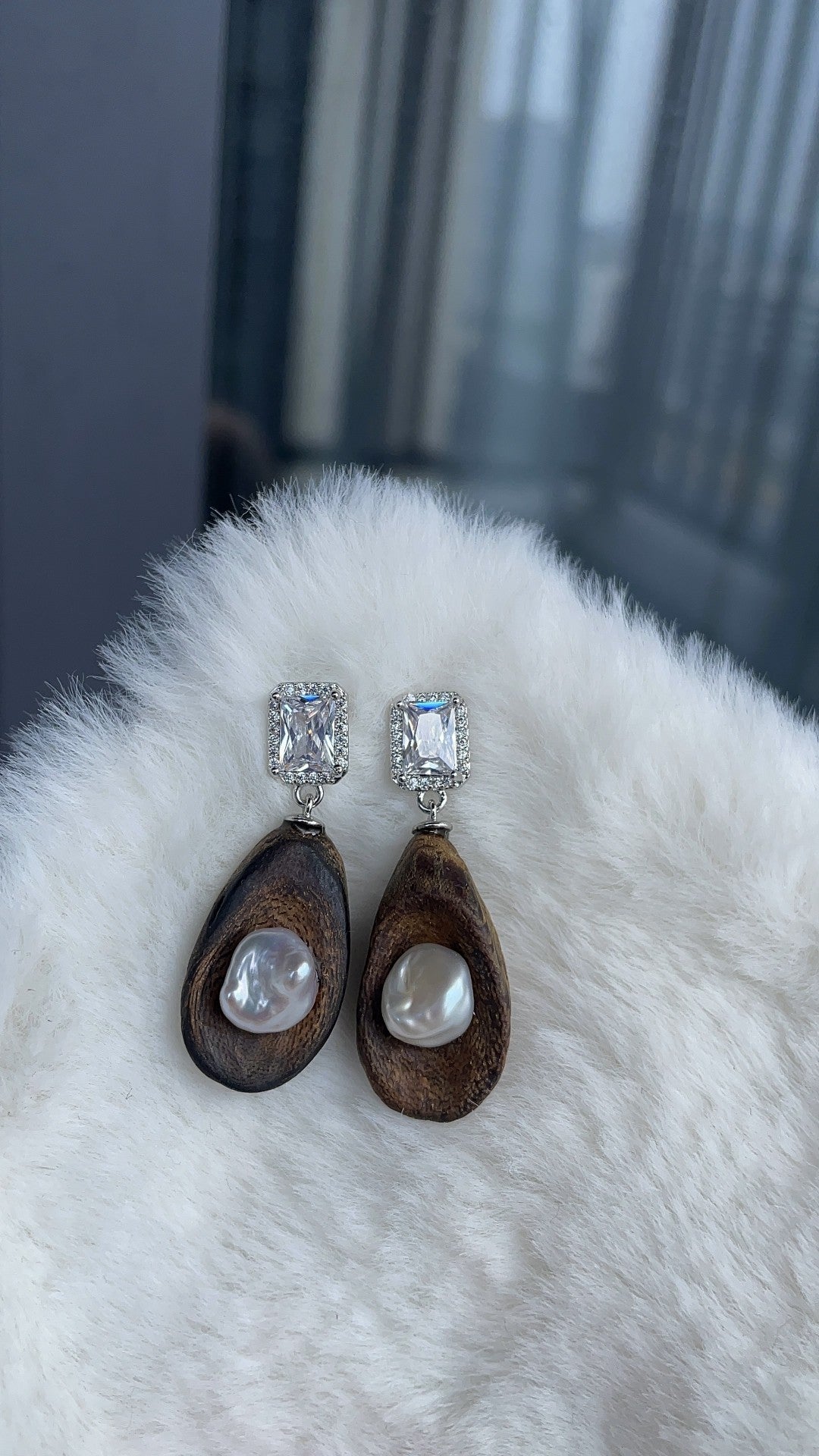 Pendientes de gota de perla barroca y madera
