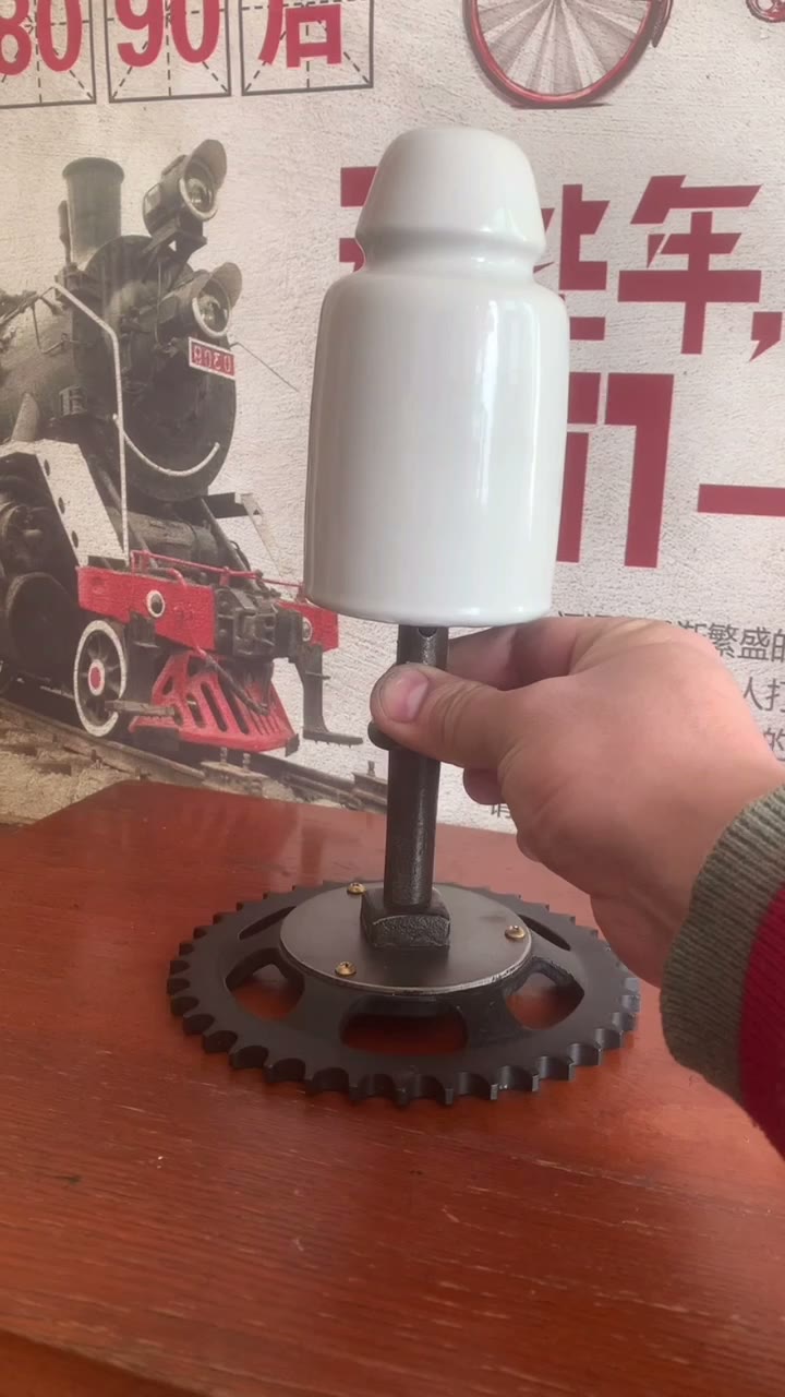白磁器の瓜型テーブルランプ