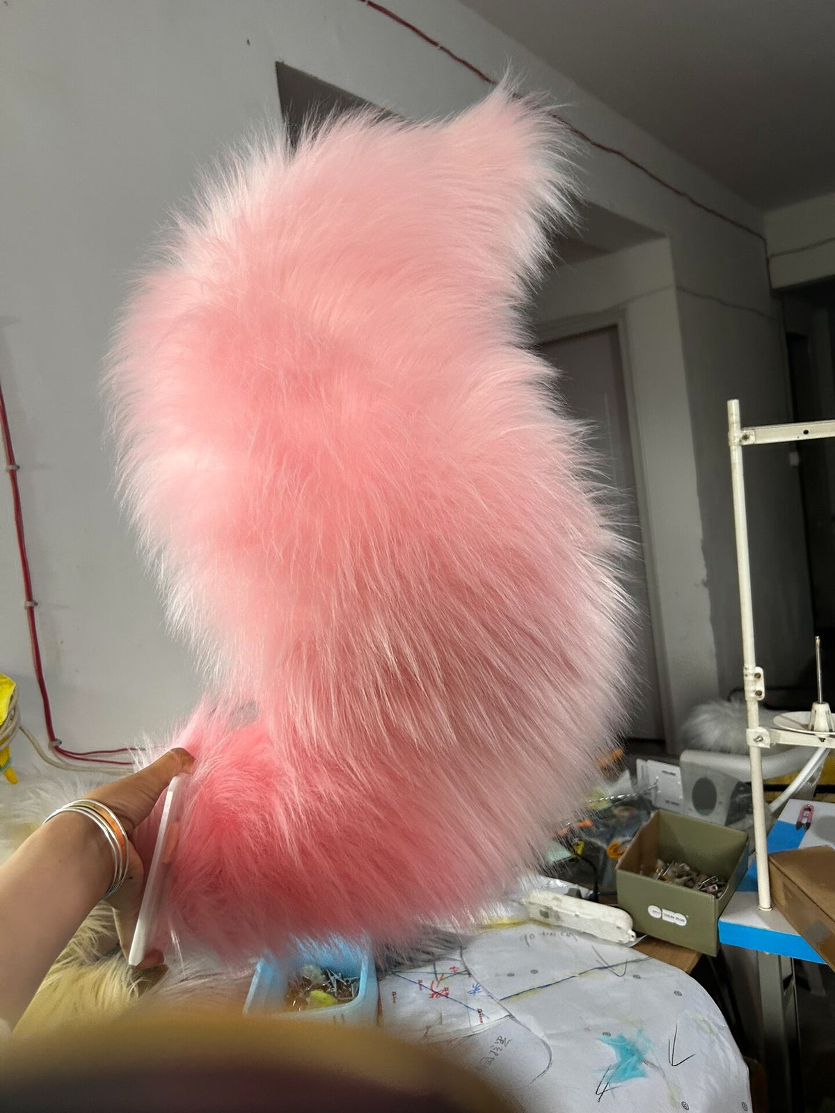 Posierbarer Pastellrosa Cosplay-Schweif