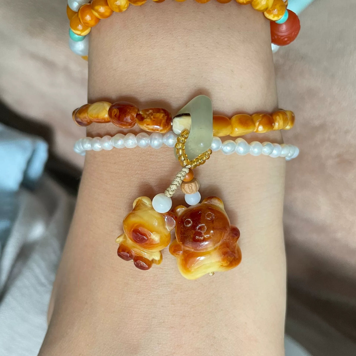 Bracelet en ambre de cire de miel, perles et ours