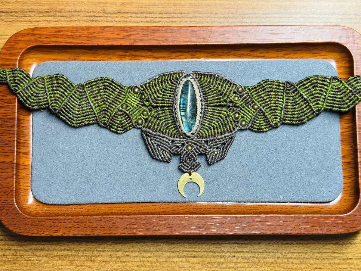 Choker in Macramè con Labradorite e Ciondolo a Luna in Ottone