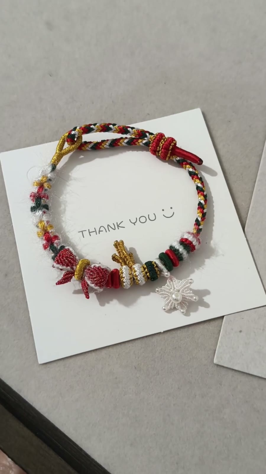 Handgevlochten Kerstomarmband Rood Goud Groen Wit