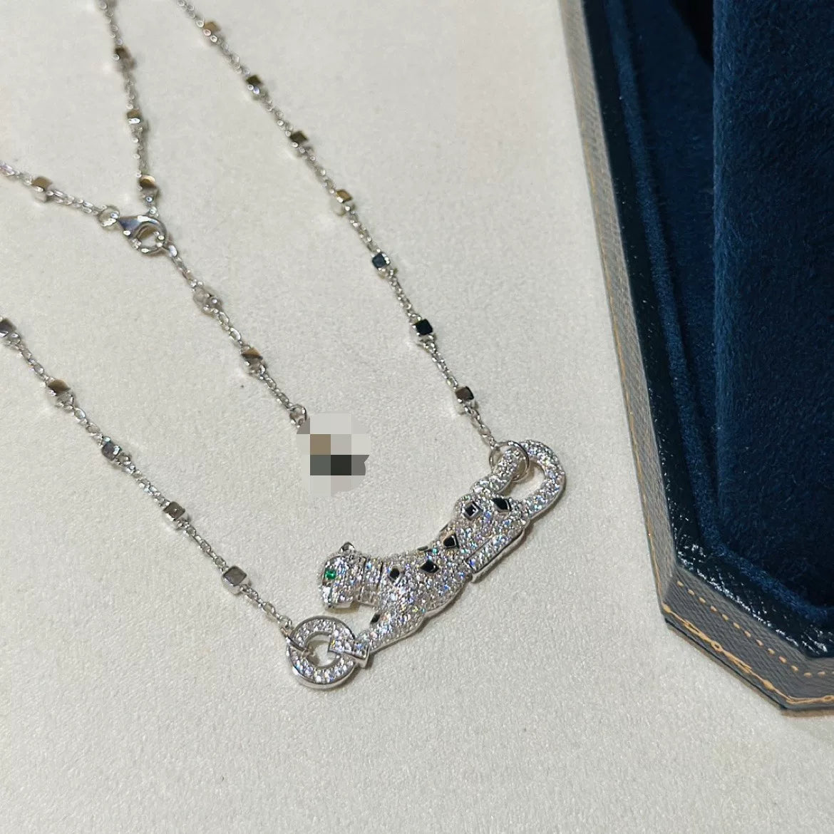 Collar de leopardo en plata S925 con ojos de diamante verde