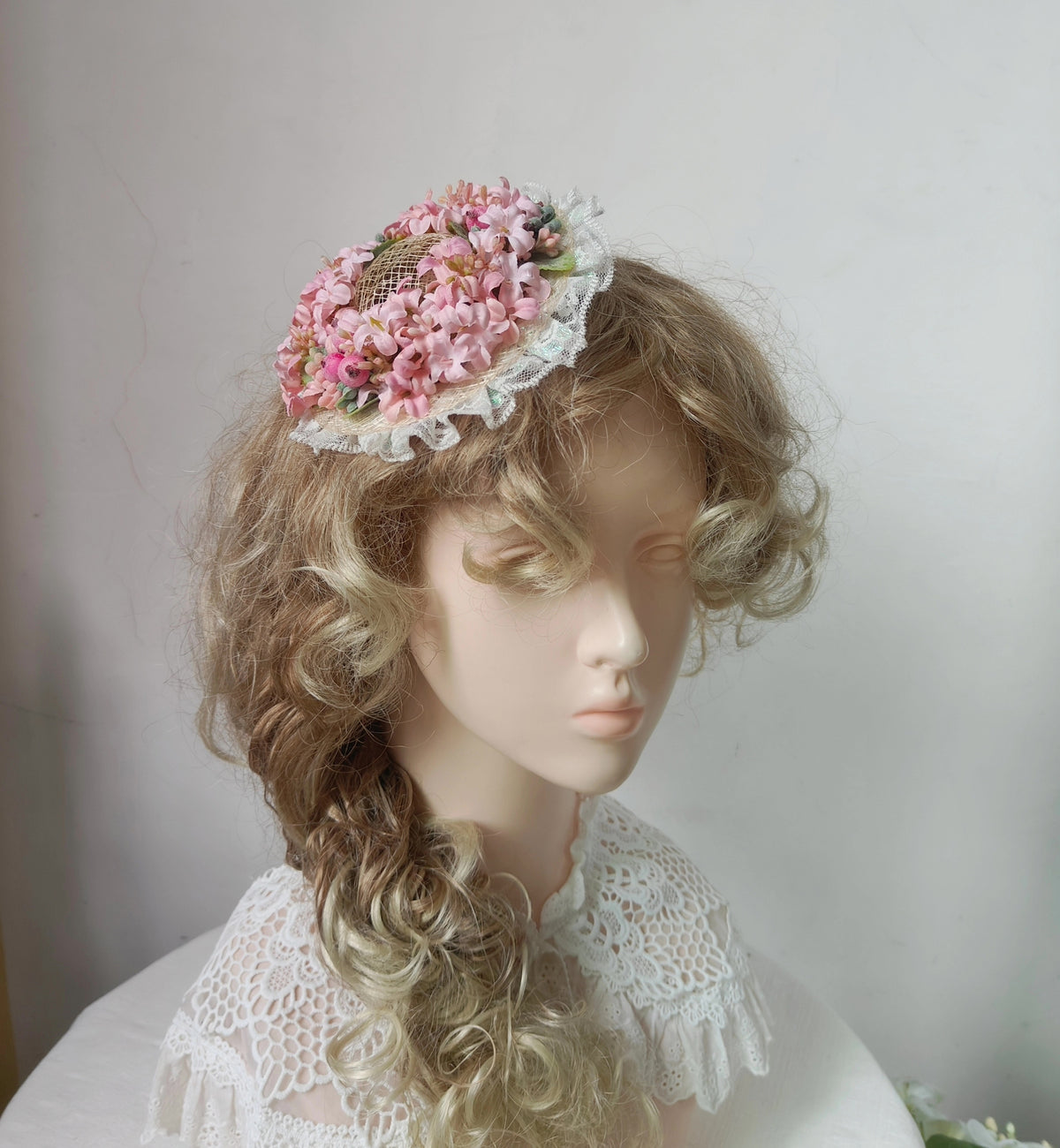 Mini-Lolita-Strohhut mit rosa Blumenkranz