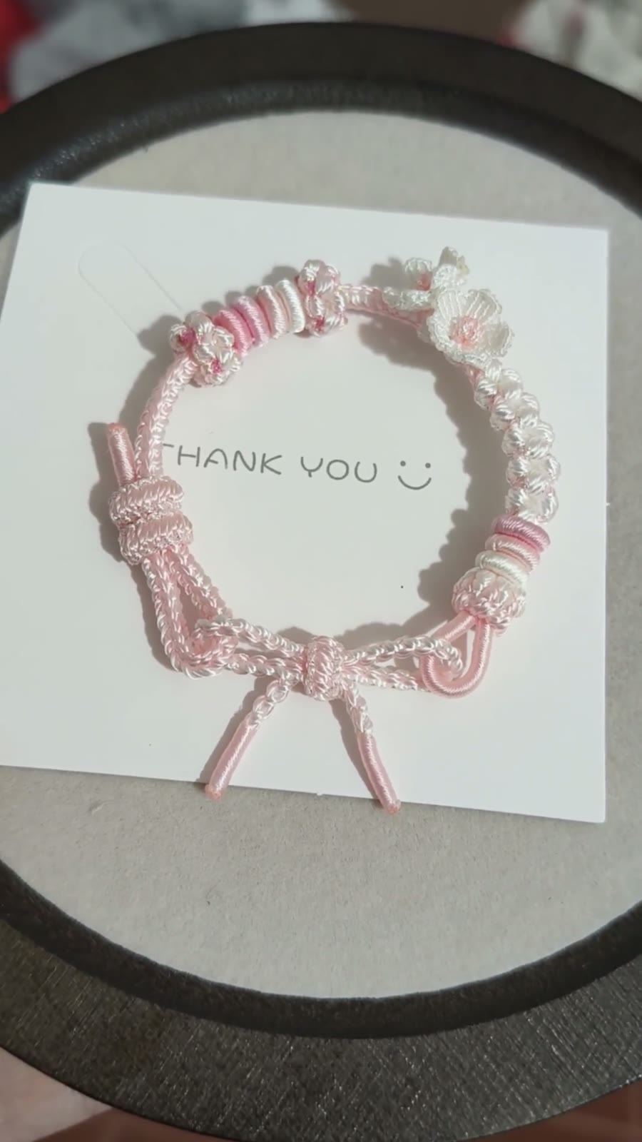 Bracelet en cordon dégradé rose et blanc avec fleurs