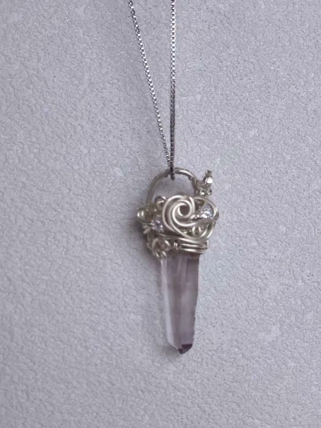 Collana con pendente in cristallo avvolto a filo