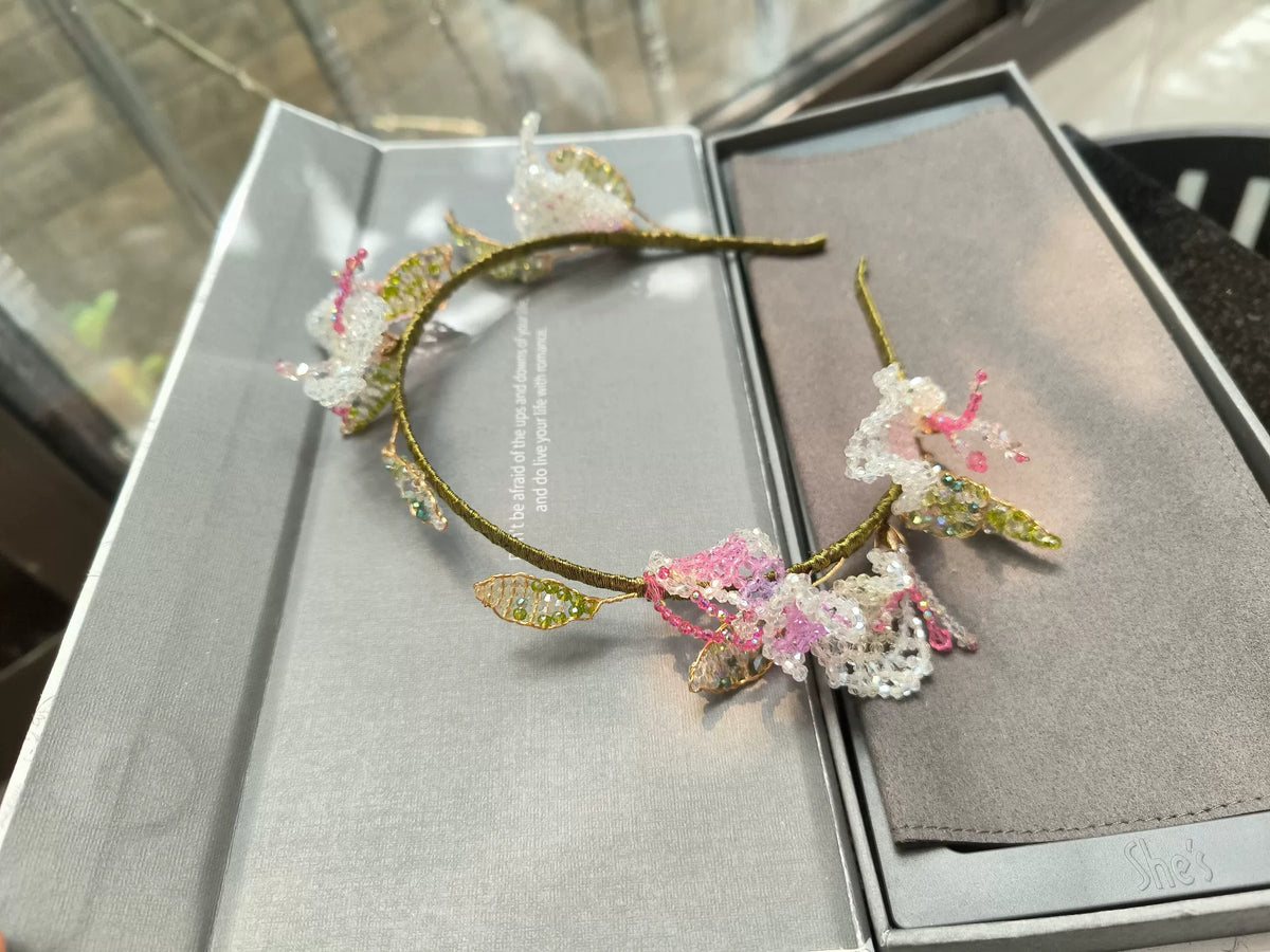 Handgefertigtes Blumenhaarband mit rosaem Kristall