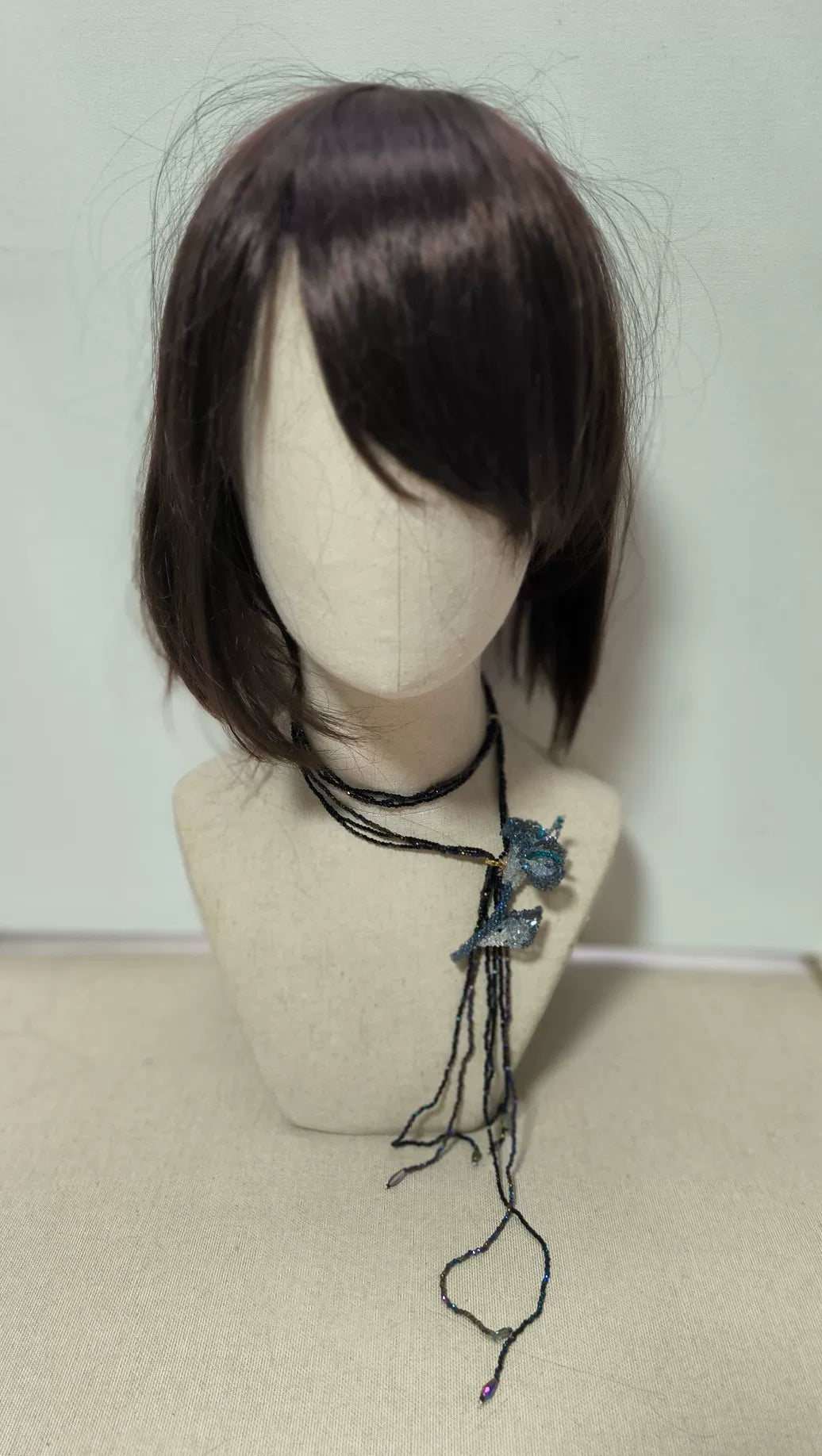Collana lunga con pendente in cristallo iridescente