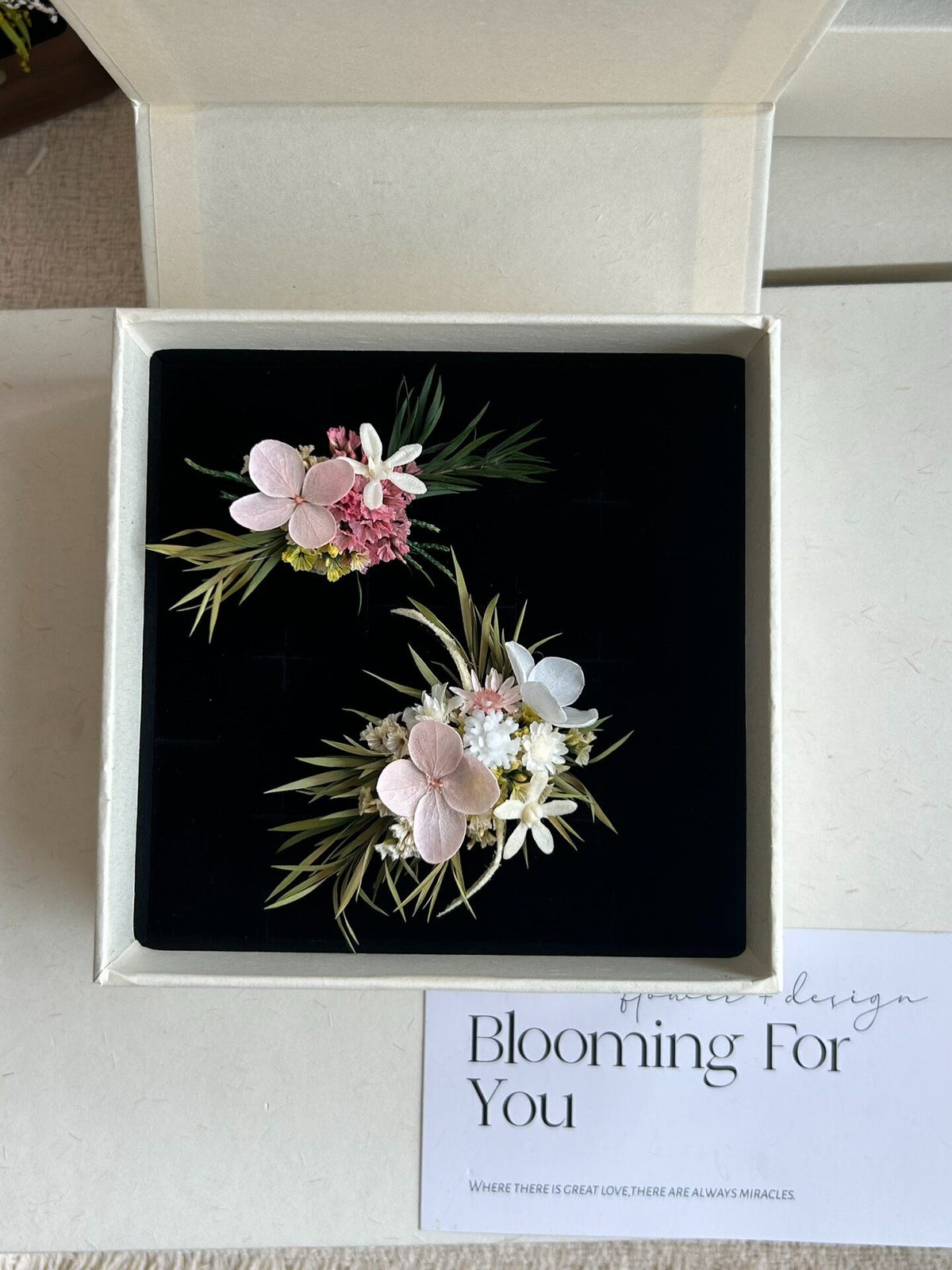 Bagues de mariage fleurs stabilisées rose et vert