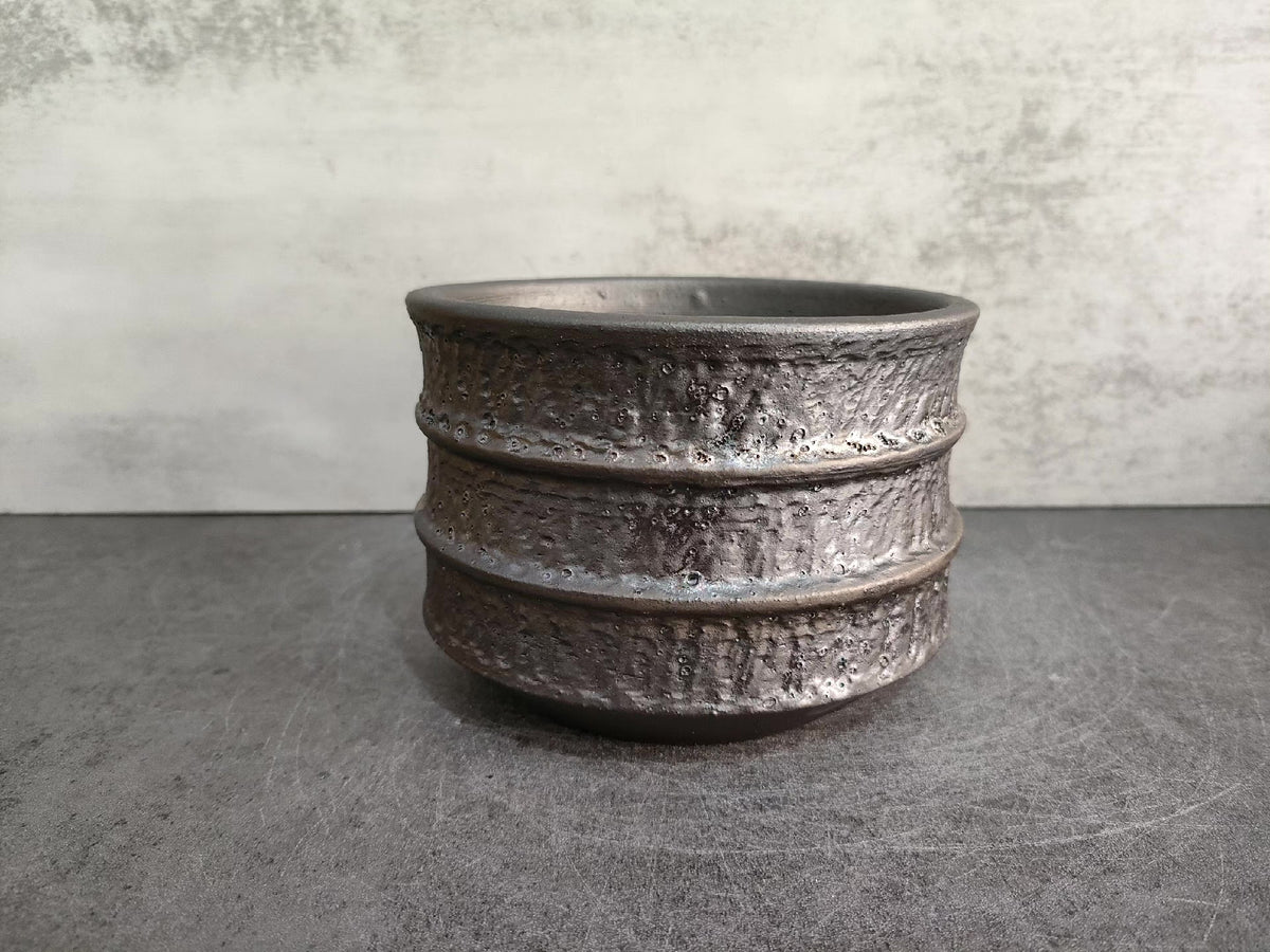 Vaso de cerámica artesanal con textura de corteza
