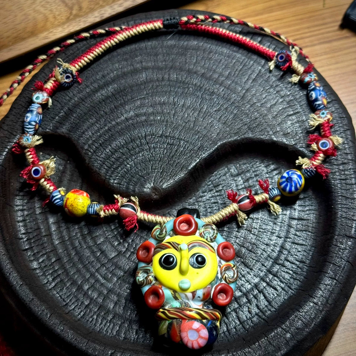 Phoenician Doll Glazen Ketting Geel Gezicht