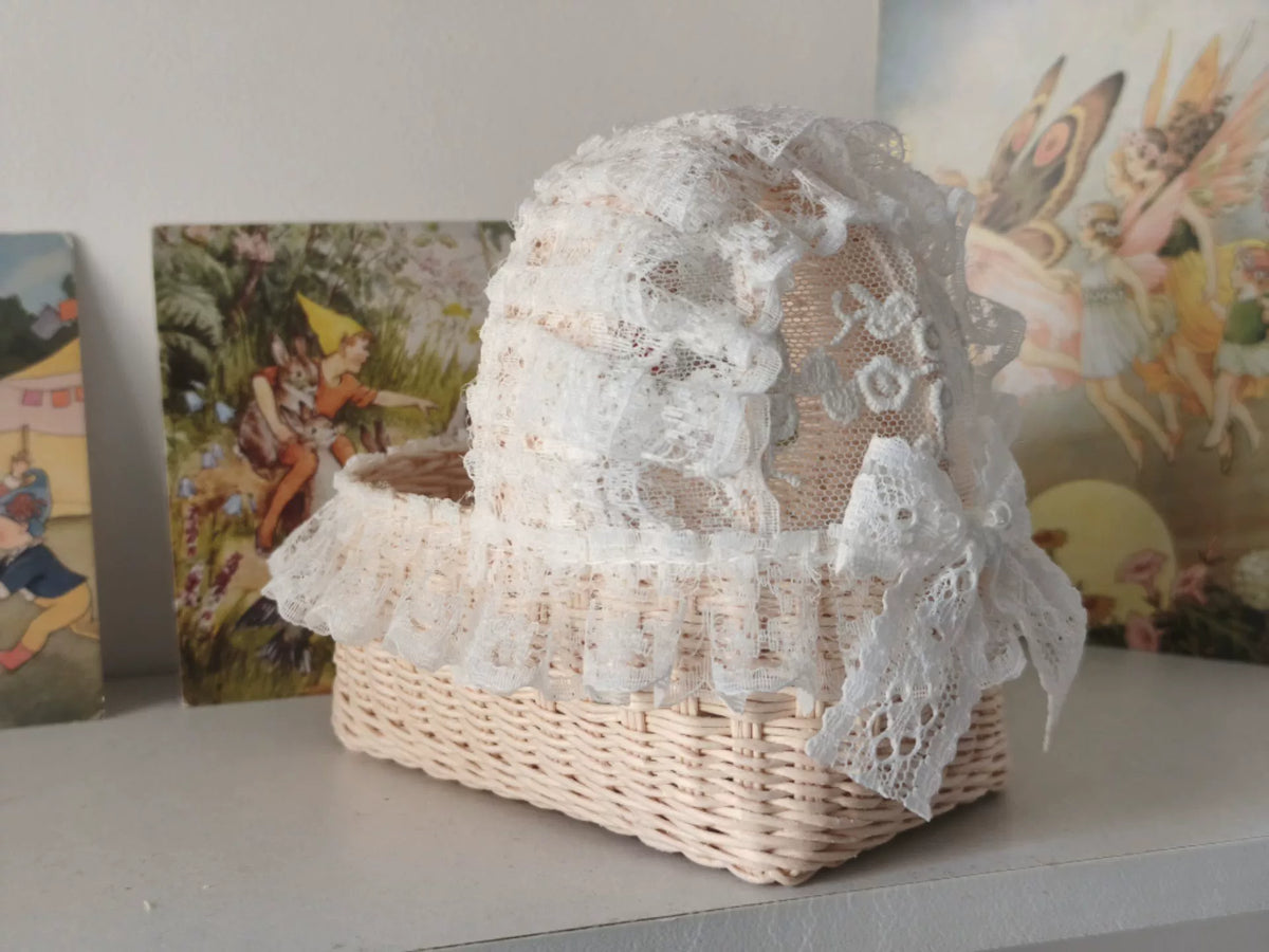 Berço em Miniatura de Vime Artesanal com Renda