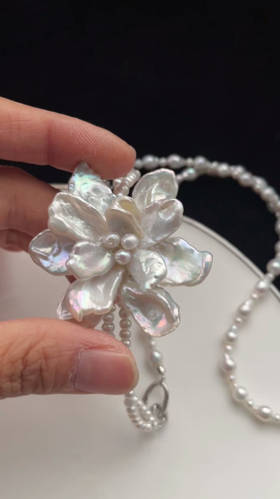 Collier fleur en perles baroques double porté